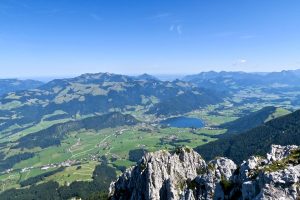 Gipfelblick Richtung Walchsee und Chiemgauer Alpen