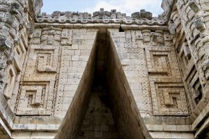 Der Bau von Bögen war den Maya unbekannt.